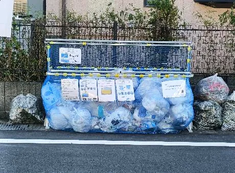 ゴミ袋が入った使用中のゴミステーション